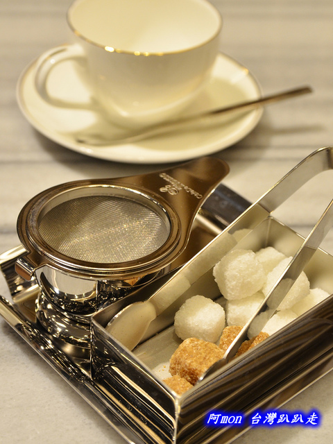 <台中北區>食記:de reve 德爾芙咖啡~氣派奢華精緻的艾菲爾鐵塔英式下午茶