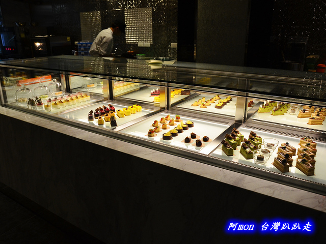 <台中北區>食記:de reve 德爾芙咖啡~氣派奢華精緻的艾菲爾鐵塔英式下午茶