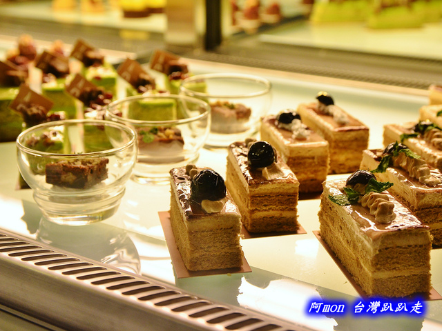 <台中北區>食記:de reve 德爾芙咖啡~氣派奢華精緻的艾菲爾鐵塔英式下午茶