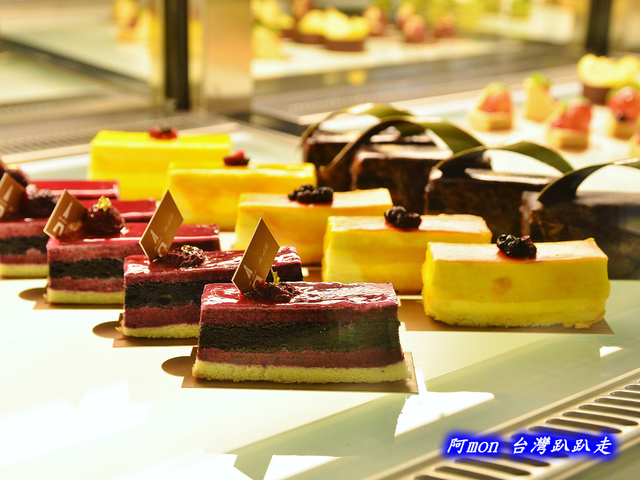 <台中北區>食記:de reve 德爾芙咖啡~氣派奢華精緻的艾菲爾鐵塔英式下午茶