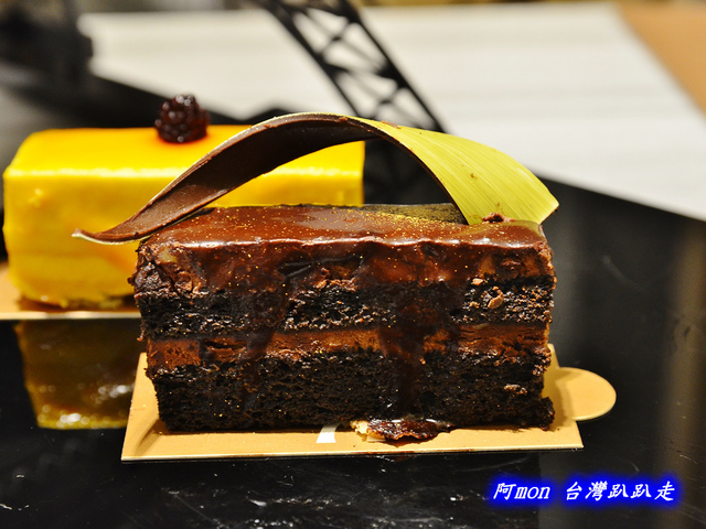 <台中北區>食記:de reve 德爾芙咖啡~氣派奢華精緻的艾菲爾鐵塔英式下午茶