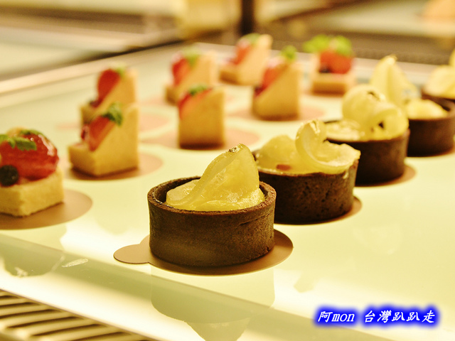 <台中北區>食記:de reve 德爾芙咖啡~氣派奢華精緻的艾菲爾鐵塔英式下午茶