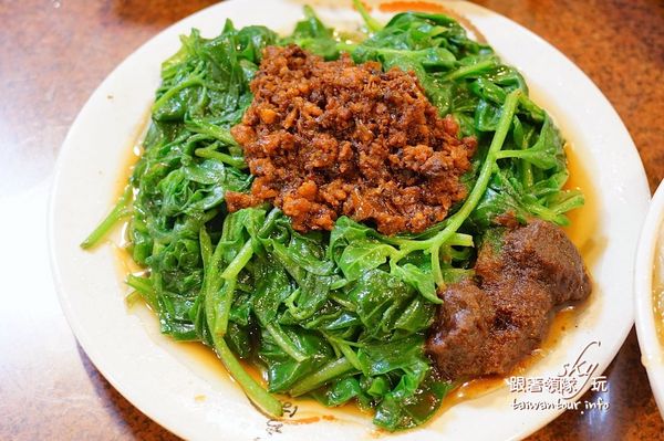 台灣古早味甕窯雞(礁溪總店)：礁溪爆漿【甕窯雞】和【火山爆發雞】評筆