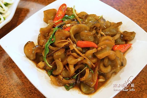 台灣古早味甕窯雞(礁溪總店)：礁溪爆漿【甕窯雞】和【火山爆發雞】評筆