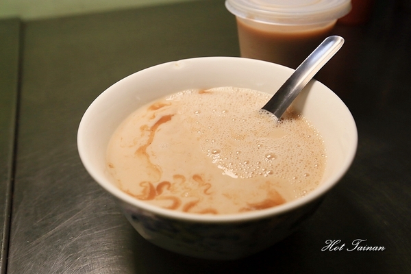 阿公阿婆蛋餅：【台南美食】傳統古早味麵糊蛋餅！巷弄裡市場旁的低調老店：阿公阿婆蛋餅