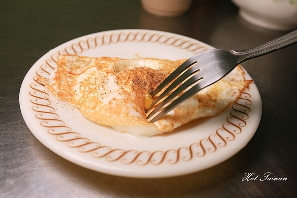 阿公阿婆蛋餅：【台南美食】傳統古早味麵糊蛋餅！巷弄裡市場旁的低調老店：阿公阿婆蛋餅