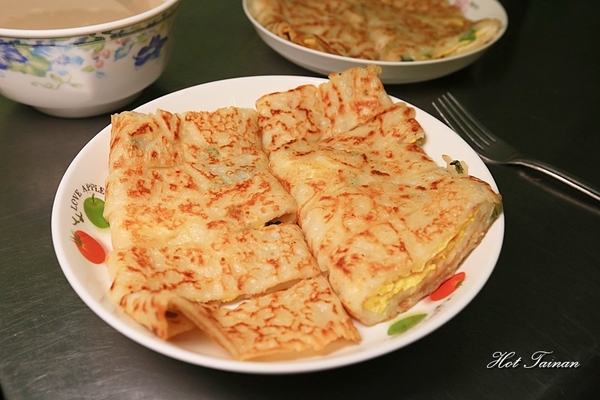 阿公阿婆蛋餅：【台南美食】傳統古早味麵糊蛋餅！巷弄裡市場旁的低調老店：阿公阿婆蛋餅