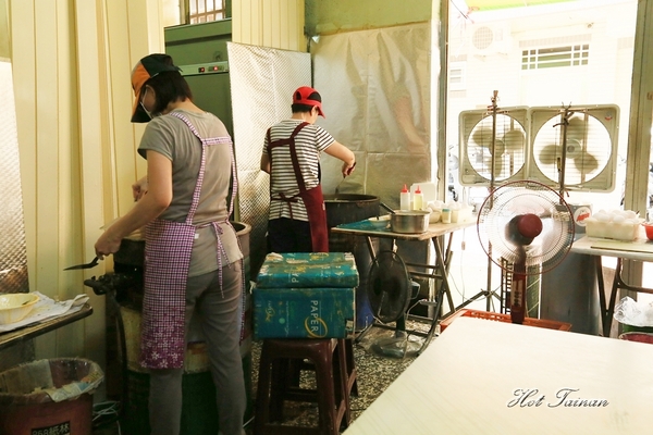 阿公阿婆蛋餅：【台南美食】傳統古早味麵糊蛋餅！巷弄裡市場旁的低調老店：阿公阿婆蛋餅