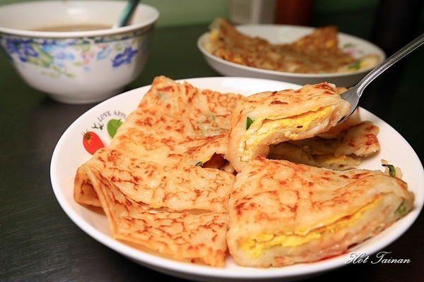 阿公阿婆蛋餅：【台南美食】傳統古早味麵糊蛋餅！巷弄裡市場旁的低調老店：阿公阿婆蛋餅