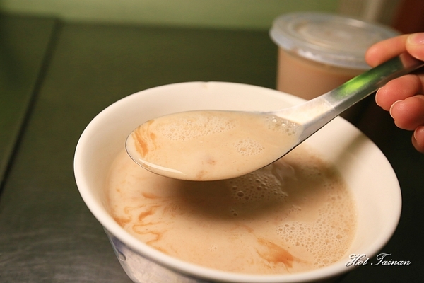 阿公阿婆蛋餅：【台南美食】傳統古早味麵糊蛋餅！巷弄裡市場旁的低調老店：阿公阿婆蛋餅