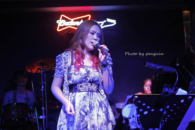 【食在Tainan】隨著樂團的音樂起舞歡樂。來到飛魚音樂餐廳享受現場音樂饗宴