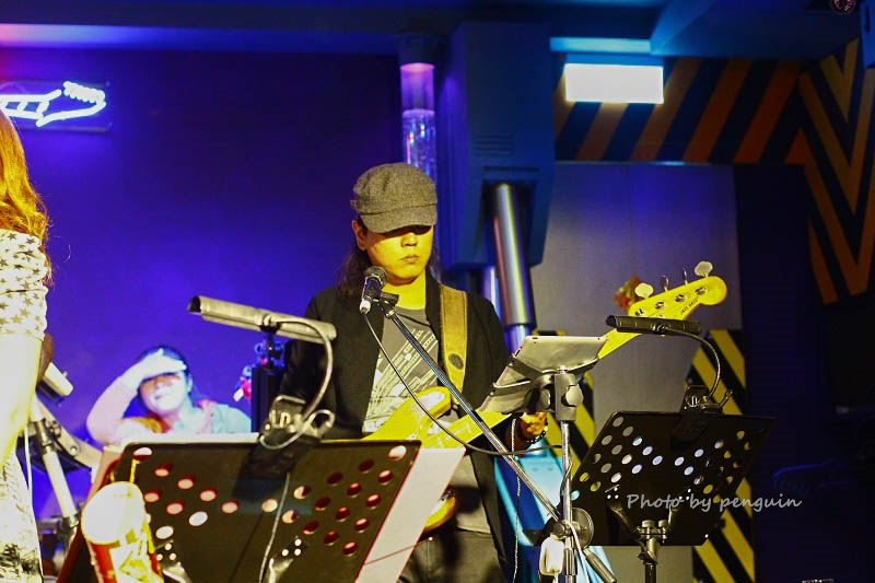 【食在Tainan】隨著樂團的音樂起舞歡樂。來到飛魚音樂餐廳享受現場音樂饗宴