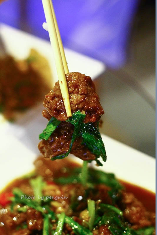 【食在Tainan】隨著樂團的音樂起舞歡樂。來到飛魚音樂餐廳享受現場音樂饗宴