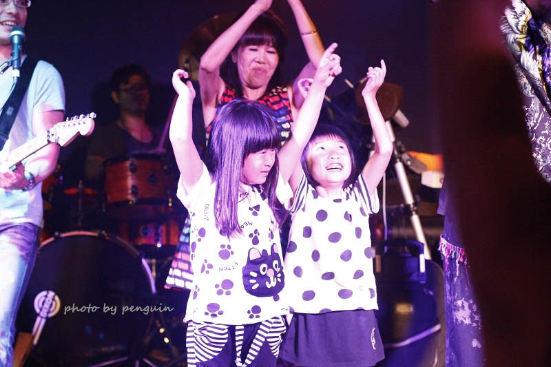 【食在Tainan】隨著樂團的音樂起舞歡樂。來到飛魚音樂餐廳享受現場音樂饗宴