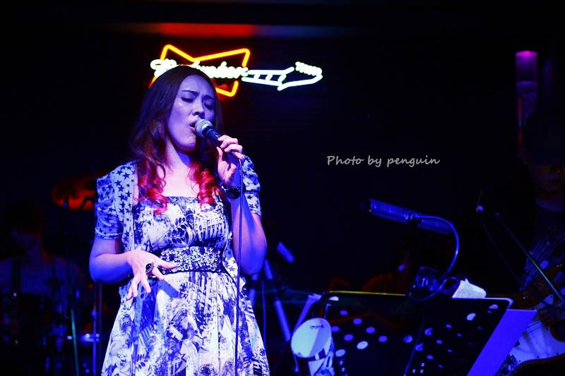 【食在Tainan】隨著樂團的音樂起舞歡樂。來到飛魚音樂餐廳享受現場音樂饗宴