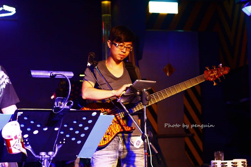 【食在Tainan】隨著樂團的音樂起舞歡樂。來到飛魚音樂餐廳享受現場音樂饗宴