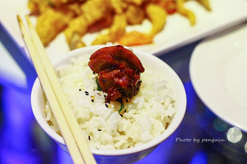 【食在Tainan】隨著樂團的音樂起舞歡樂。來到飛魚音樂餐廳享受現場音樂饗宴