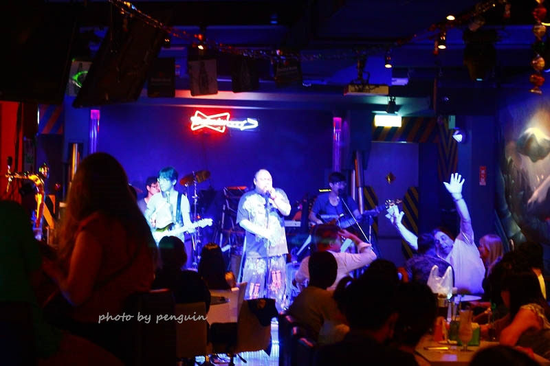 【食在Tainan】隨著樂團的音樂起舞歡樂。來到飛魚音樂餐廳享受現場音樂饗宴