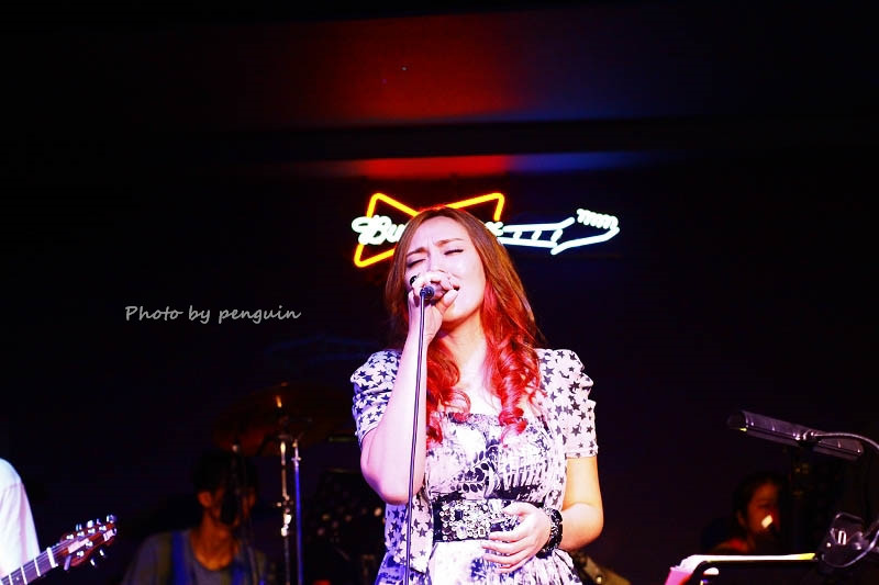 【食在Tainan】隨著樂團的音樂起舞歡樂。來到飛魚音樂餐廳享受現場音樂饗宴