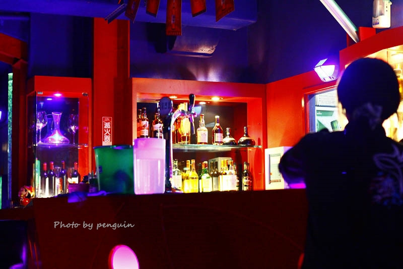 【食在Tainan】隨著樂團的音樂起舞歡樂。來到飛魚音樂餐廳享受現場音樂饗宴