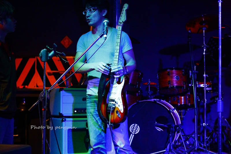 【食在Tainan】隨著樂團的音樂起舞歡樂。來到飛魚音樂餐廳享受現場音樂饗宴