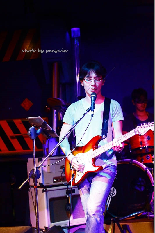 【食在Tainan】隨著樂團的音樂起舞歡樂。來到飛魚音樂餐廳享受現場音樂饗宴