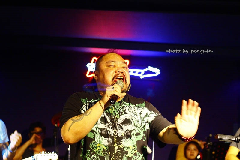 【食在Tainan】隨著樂團的音樂起舞歡樂。來到飛魚音樂餐廳享受現場音樂饗宴