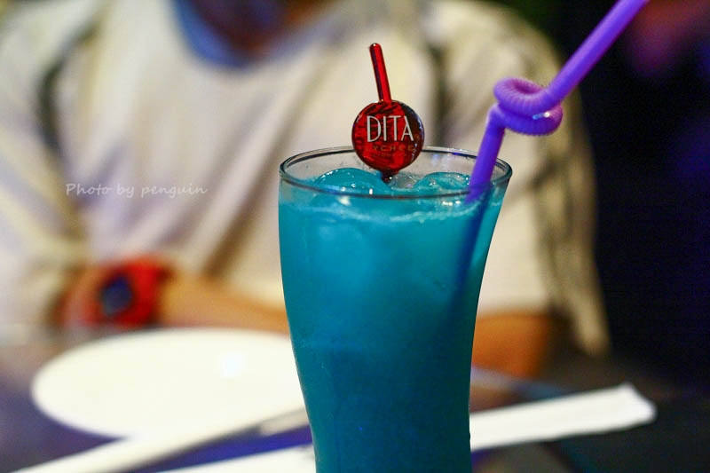 【食在Tainan】隨著樂團的音樂起舞歡樂。來到飛魚音樂餐廳享受現場音樂饗宴