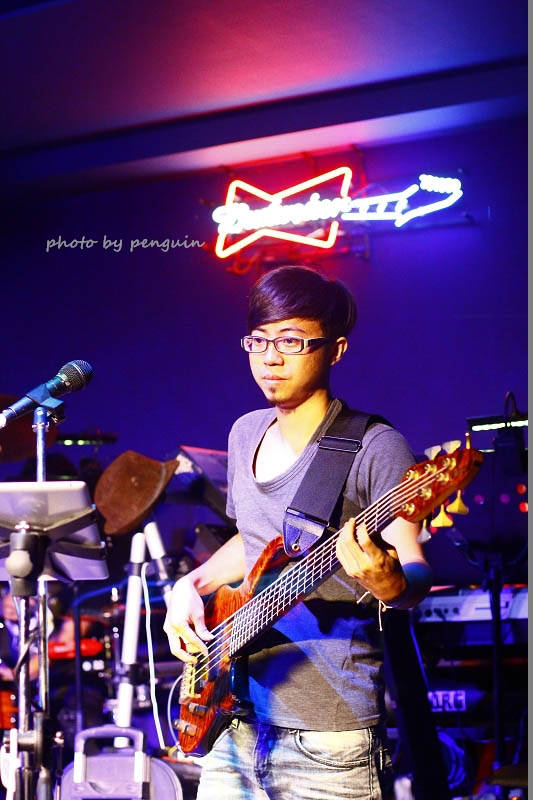 【食在Tainan】隨著樂團的音樂起舞歡樂。來到飛魚音樂餐廳享受現場音樂饗宴