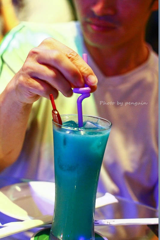 【食在Tainan】隨著樂團的音樂起舞歡樂。來到飛魚音樂餐廳享受現場音樂饗宴