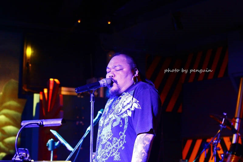 【食在Tainan】隨著樂團的音樂起舞歡樂。來到飛魚音樂餐廳享受現場音樂饗宴