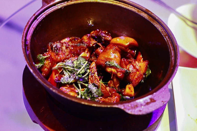 【食在Tainan】隨著樂團的音樂起舞歡樂。來到飛魚音樂餐廳享受現場音樂饗宴