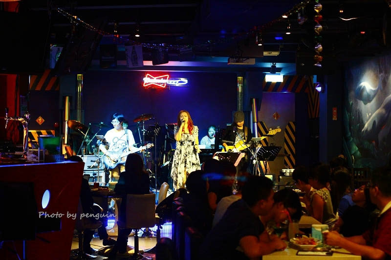 【食在Tainan】隨著樂團的音樂起舞歡樂。來到飛魚音樂餐廳享受現場音樂饗宴