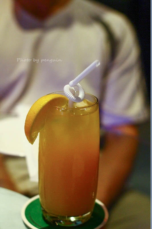 【食在Tainan】隨著樂團的音樂起舞歡樂。來到飛魚音樂餐廳享受現場音樂饗宴