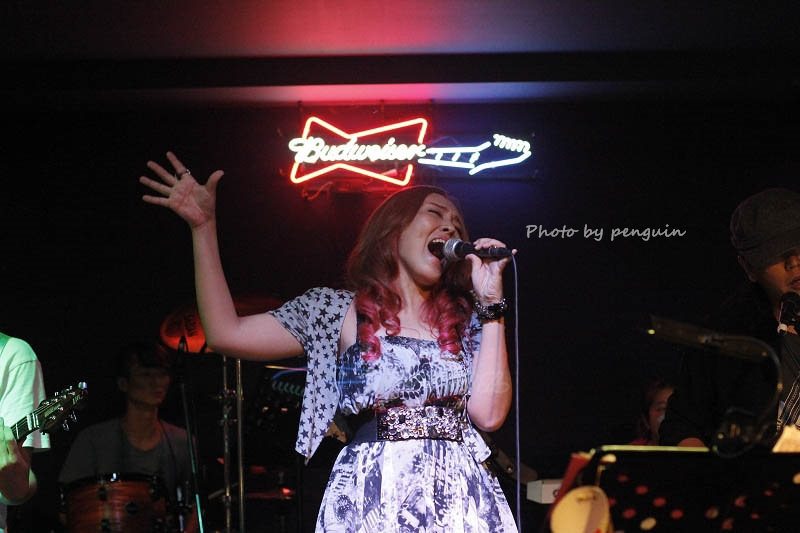 【食在Tainan】隨著樂團的音樂起舞歡樂。來到飛魚音樂餐廳享受現場音樂饗宴