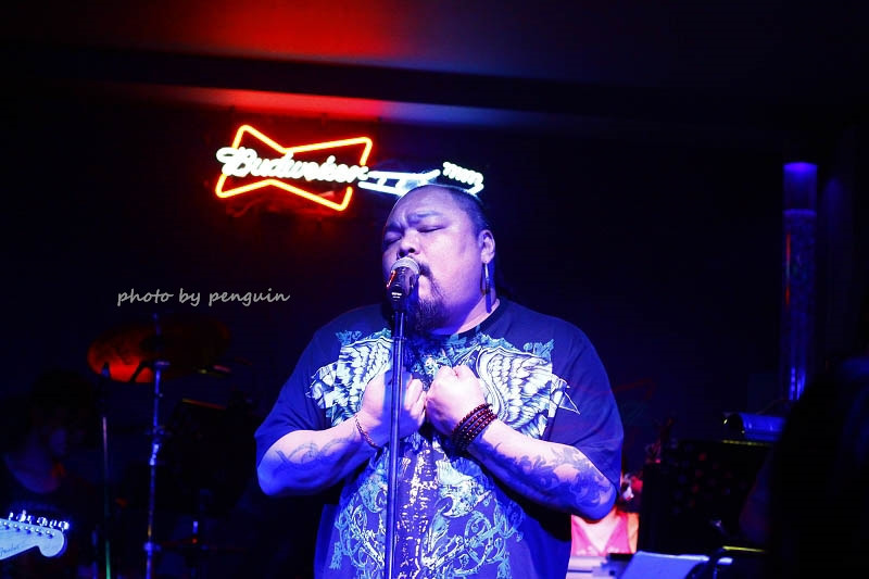 【食在Tainan】隨著樂團的音樂起舞歡樂。來到飛魚音樂餐廳享受現場音樂饗宴