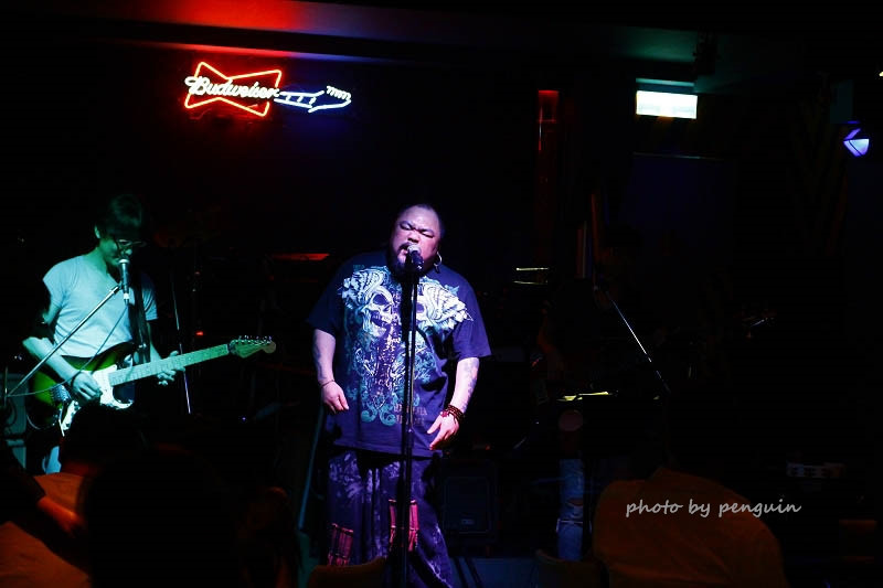 【食在Tainan】隨著樂團的音樂起舞歡樂。來到飛魚音樂餐廳享受現場音樂饗宴