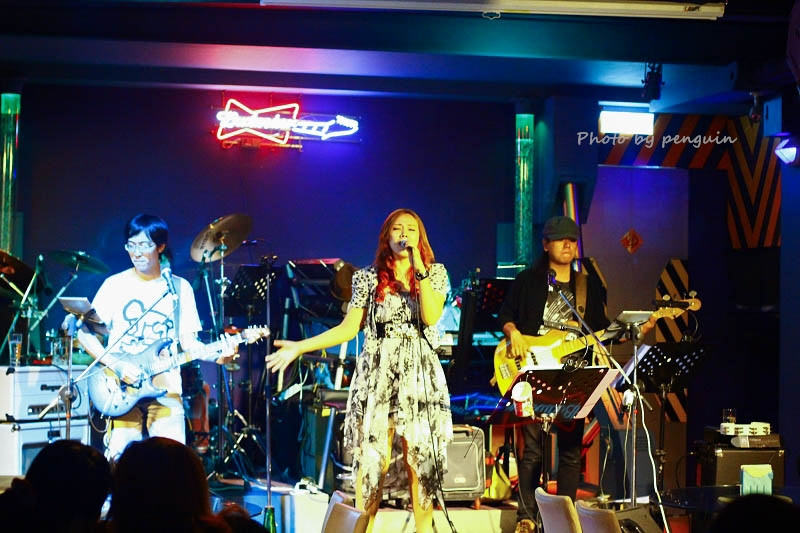 【食在Tainan】隨著樂團的音樂起舞歡樂。來到飛魚音樂餐廳享受現場音樂饗宴