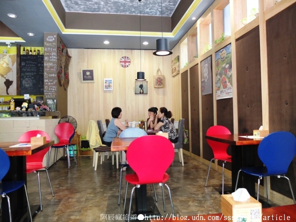 Follow Mi:【美食特搜。高雄新興區】Follow Mi 早午餐咖啡店。南海街上的英式特色店 Mini Cooper竟然停進店裡了!? Follow Mi:【美食特搜。高雄新興區】Follow Mi 早午餐咖啡店。南海街上的英式特色店 Mini Cooper竟然停進店裡了!?