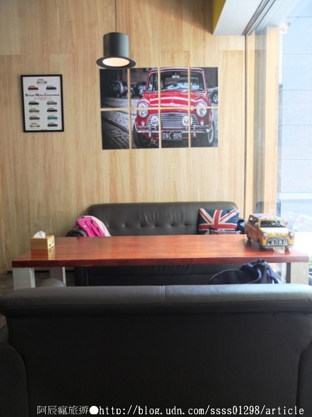 Follow Mi:【美食特搜。高雄新興區】Follow Mi 早午餐咖啡店。南海街上的英式特色店 Mini Cooper竟然停進店裡了!? Follow Mi:【美食特搜。高雄新興區】Follow Mi 早午餐咖啡店。南海街上的英式特色店 Mini Cooper竟然停進店裡了!?