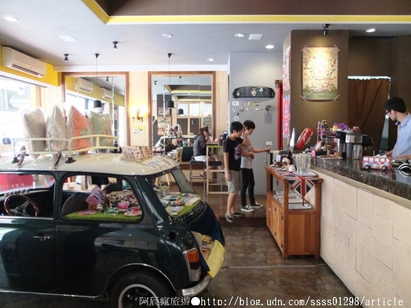 Follow Mi:【美食特搜。高雄新興區】Follow Mi 早午餐咖啡店。南海街上的英式特色店 Mini Cooper竟然停進店裡了!? Follow Mi:【美食特搜。高雄新興區】Follow Mi 早午餐咖啡店。南海街上的英式特色店 Mini Cooper竟然停進店裡了!?