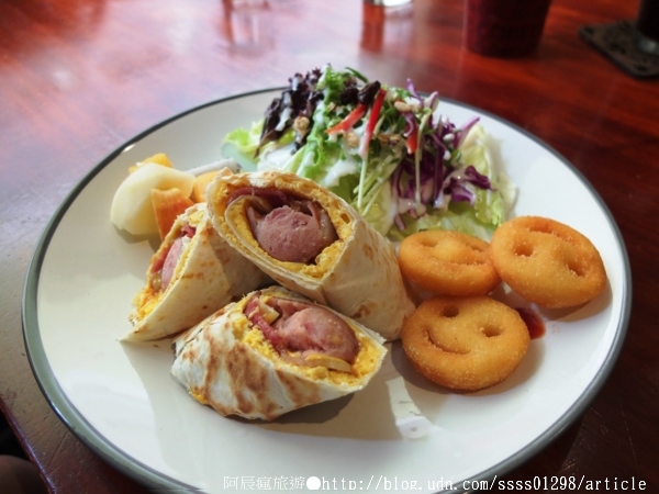 Follow Mi:【美食特搜。高雄新興區】Follow Mi 早午餐咖啡店。南海街上的英式特色店 Mini Cooper竟然停進店裡了!? Follow Mi:【美食特搜。高雄新興區】Follow Mi 早午餐咖啡店。南海街上的英式特色店 Mini Cooper竟然停進店裡了!?