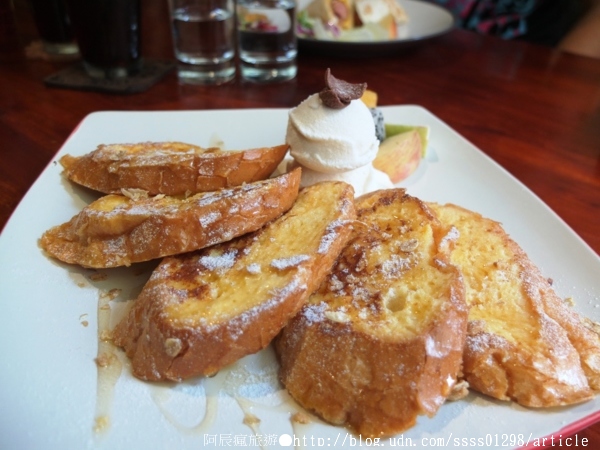 Follow Mi:【美食特搜。高雄新興區】Follow Mi 早午餐咖啡店。南海街上的英式特色店 Mini Cooper竟然停進店裡了!? Follow Mi:【美食特搜。高雄新興區】Follow Mi 早午餐咖啡店。南海街上的英式特色店 Mini Cooper竟然停進店裡了!?