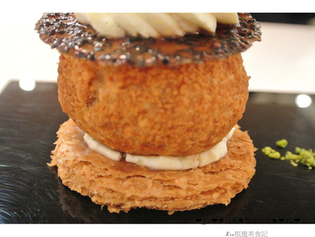 Pierre Marcolini 瑪歌尼尼巧克力(信義店)：【食記】oO。o○台北　信義區　Pierre Marcolini 瑪歌尼尼巧克力藝術沙龍　來看看我中手的大巧克力蛋，裡面有什麼驚奇的東西吧～。oO。o○。　