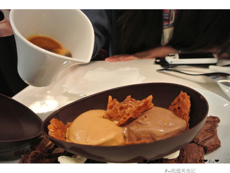 Pierre Marcolini 瑪歌尼尼巧克力(信義店)：【食記】oO。o○台北　信義區　Pierre Marcolini 瑪歌尼尼巧克力藝術沙龍　來看看我中手的大巧克力蛋，裡面有什麼驚奇的東西吧～。oO。o○。　