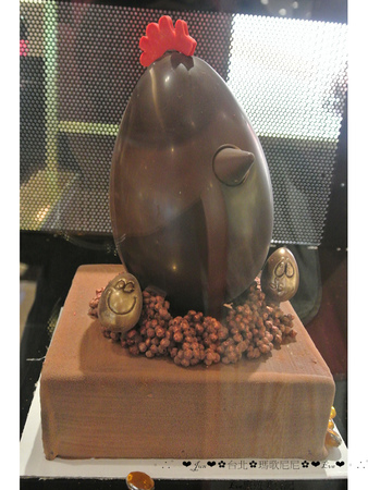 Pierre Marcolini 瑪歌尼尼巧克力(信義店)：【食記】oO。o○台北　信義區　Pierre Marcolini 瑪歌尼尼巧克力藝術沙龍　來看看我中手的大巧克力蛋，裡面有什麼驚奇的東西吧～。oO。o○。　