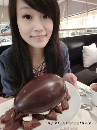 Pierre Marcolini 瑪歌尼尼巧克力(信義店)：【食記】oO。o○台北　信義區　Pierre Marcolini 瑪歌尼尼巧克力藝術沙龍　來看看我中手的大巧克力蛋，裡面有什麼驚奇的東西吧～。oO。o○。　