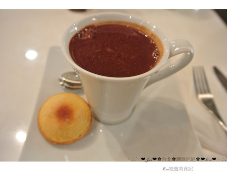 Pierre Marcolini 瑪歌尼尼巧克力(信義店)：【食記】oO。o○台北　信義區　Pierre Marcolini 瑪歌尼尼巧克力藝術沙龍　來看看我中手的大巧克力蛋，裡面有什麼驚奇的東西吧～。oO。o○。　