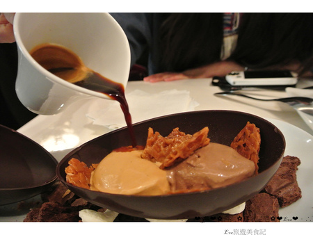 Pierre Marcolini 瑪歌尼尼巧克力(信義店)：【食記】oO。o○台北　信義區　Pierre Marcolini 瑪歌尼尼巧克力藝術沙龍　來看看我中手的大巧克力蛋，裡面有什麼驚奇的東西吧～。oO。o○。　