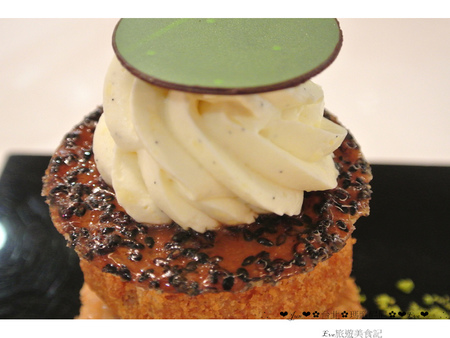 Pierre Marcolini 瑪歌尼尼巧克力(信義店)：【食記】oO。o○台北　信義區　Pierre Marcolini 瑪歌尼尼巧克力藝術沙龍　來看看我中手的大巧克力蛋，裡面有什麼驚奇的東西吧～。oO。o○。　